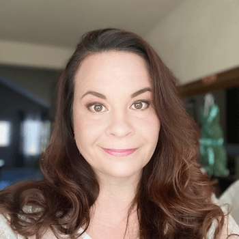 Picture of Linda Weaverling, she has brown hair, brown eyes and a white complexion